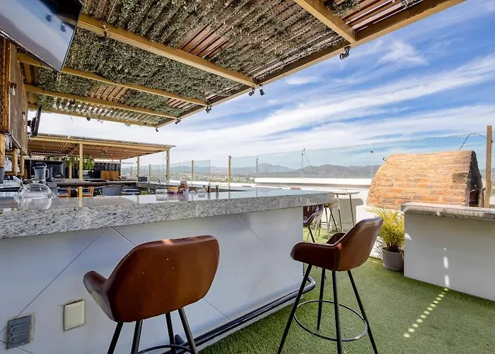 With Ocean-view Rooftop Infinity Pool, Balconies & Ac Сasa de vacaciones